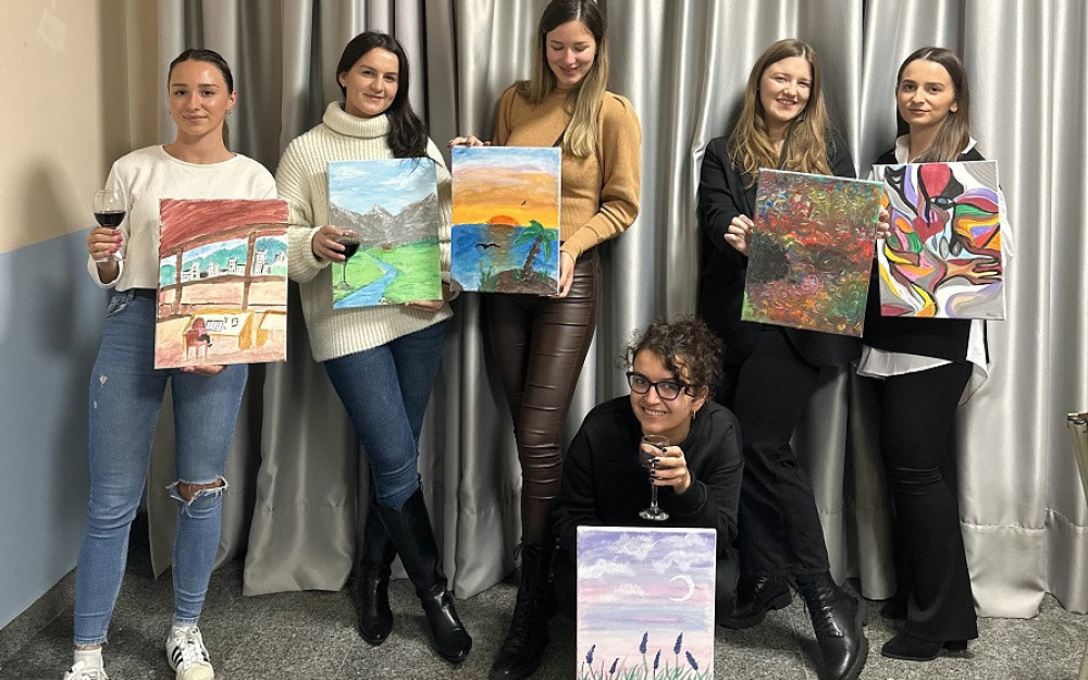 Studenti u Studentskom centru Mostar uživali u procesu stvaranja umjetničkih djela na kreativnoj radionici