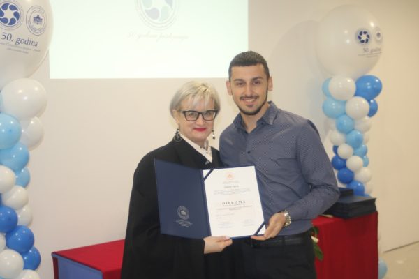 Dekanesa Pašalić svečano je uručila diplome