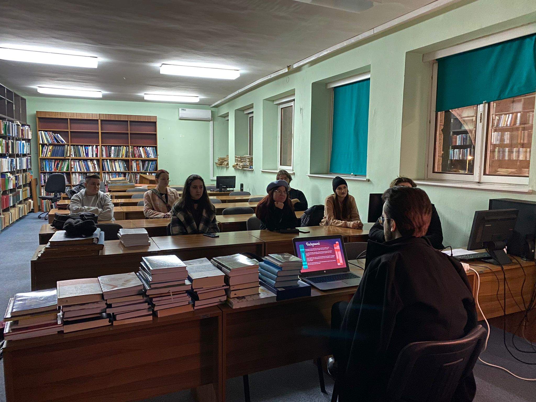 Studenti engleskoga jezika povezuju se kroz Book Club i uče o književnosti