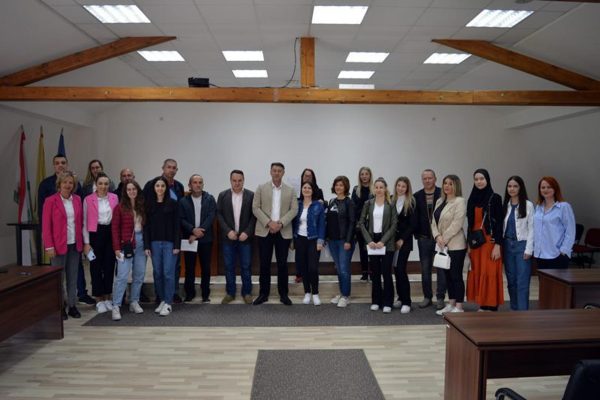 Načelnik Boris Marjanović sa studentima dobitnicima općinskih stipendija